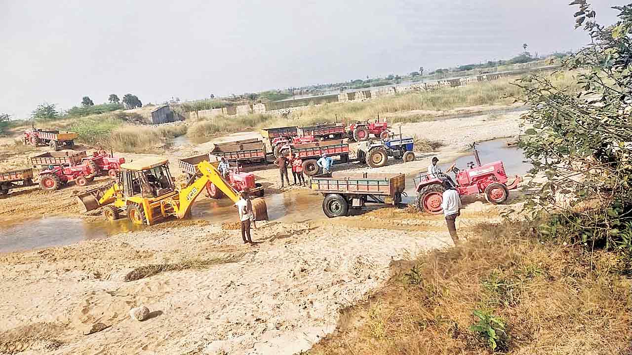 ఇసుకపై వాటాల పంచాయితీ