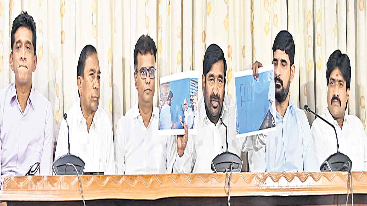 బండారం బయటపెడితే బ్లాక్‌ మెయిలా?
