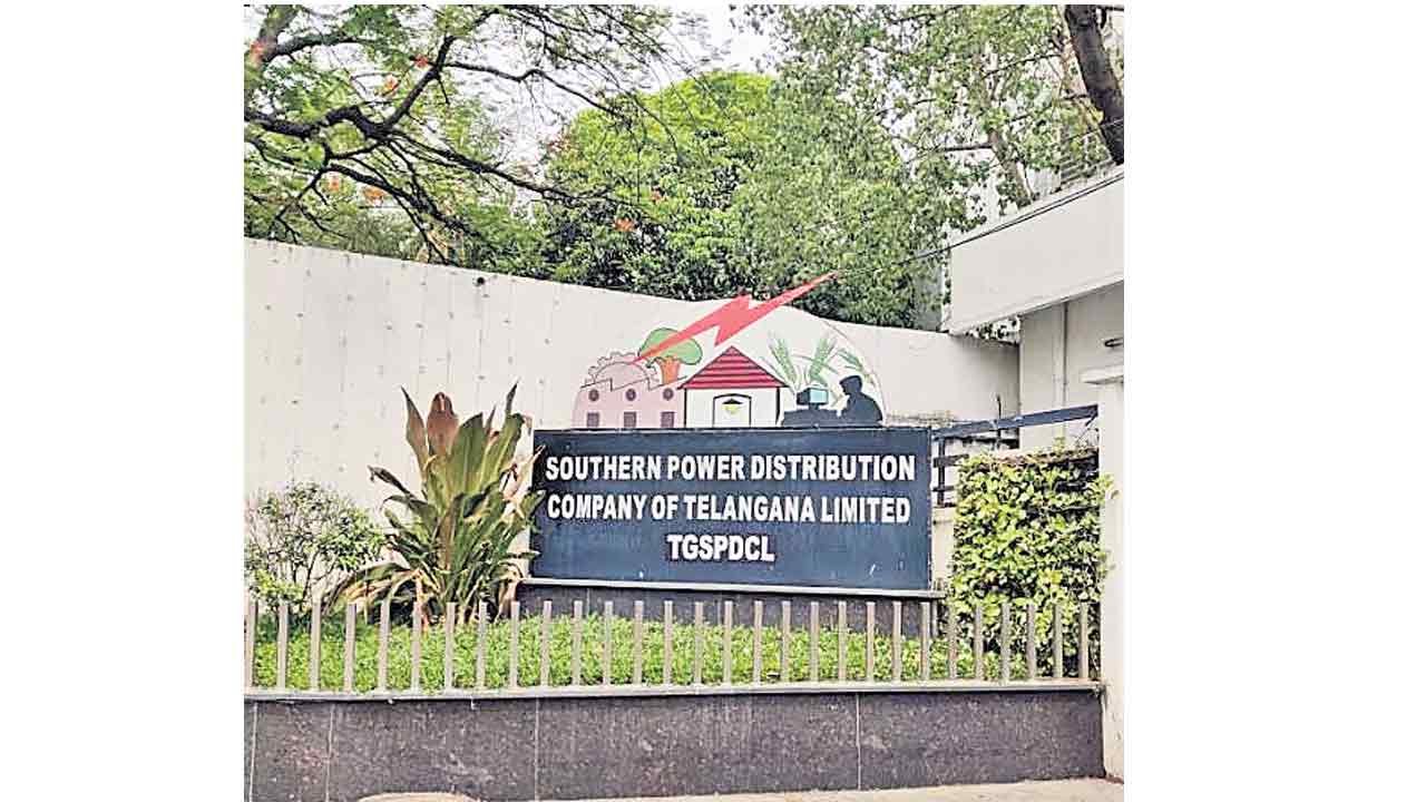 AP Employees | విద్యుత్తు సంస్థల్లో ఆంధ్రోళ్లకు రెడ్‌కార్పెట్‌.. తాజాగా ఏపీ ఇంజినీర్‌కు ఇక్కడ డిప్యుటేషన్.. కీలక పోస్టులన్నీ వారికే!