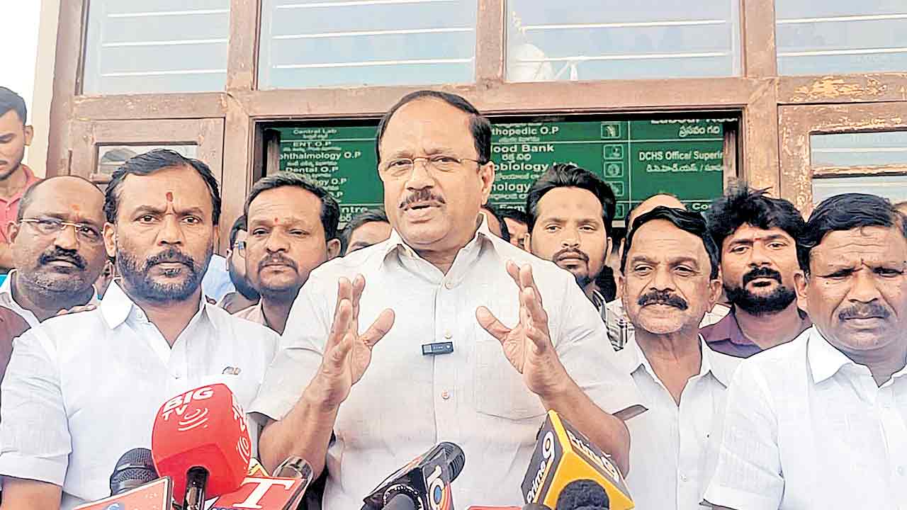 వైద్య శాఖ మంత్రి రాజీనామా చేయాలి