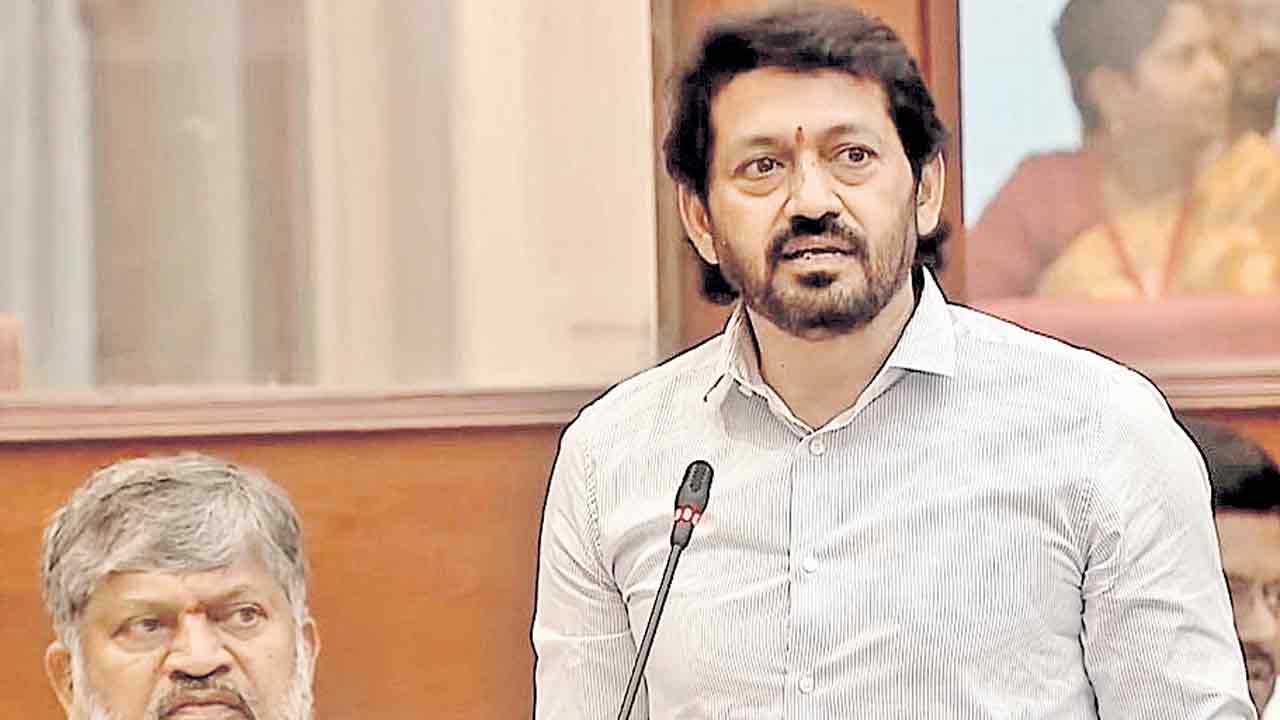 సంకెళ్ల నుంచి అంబేద్కర్‌ను విడిపించండి