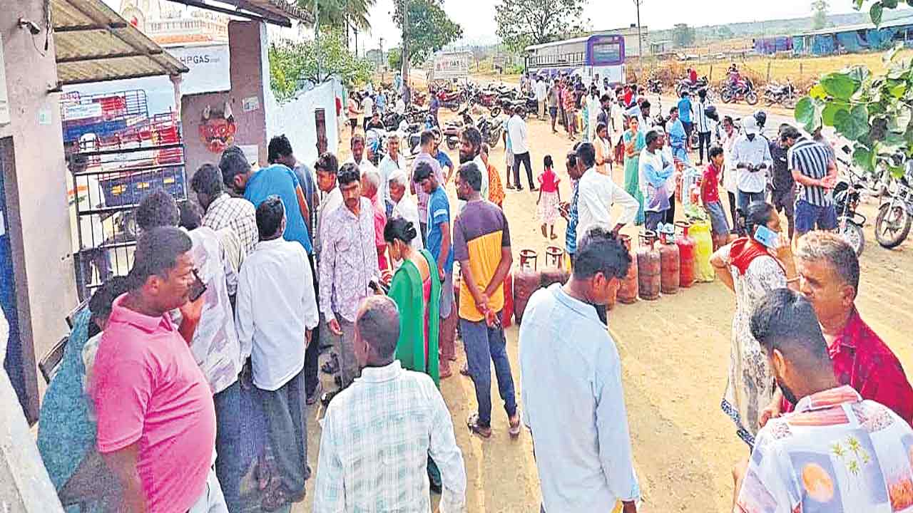 Gas Shortage | తొలగని గ్యాస్‌ కష్టాలుఏజెన్సీల వద్ద పడిగాపులు..గాడిలో పడని సరఫరా అన్ని జిల్లాల్లో ఇదే పరిస్థితి