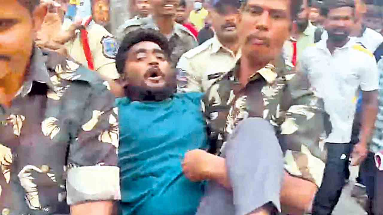 నిరుద్యోగుల మెరుపు ధర్నా