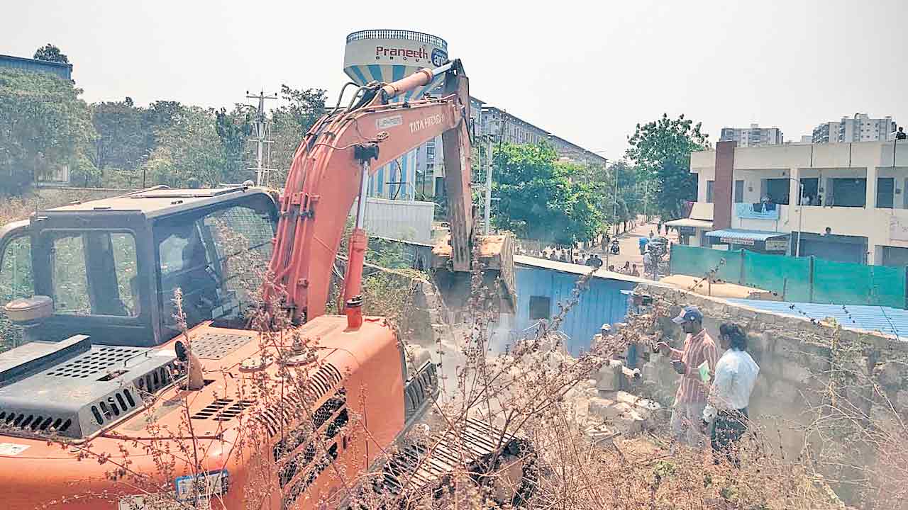 మరోసారి హైడ్రా కూల్చివేతలు