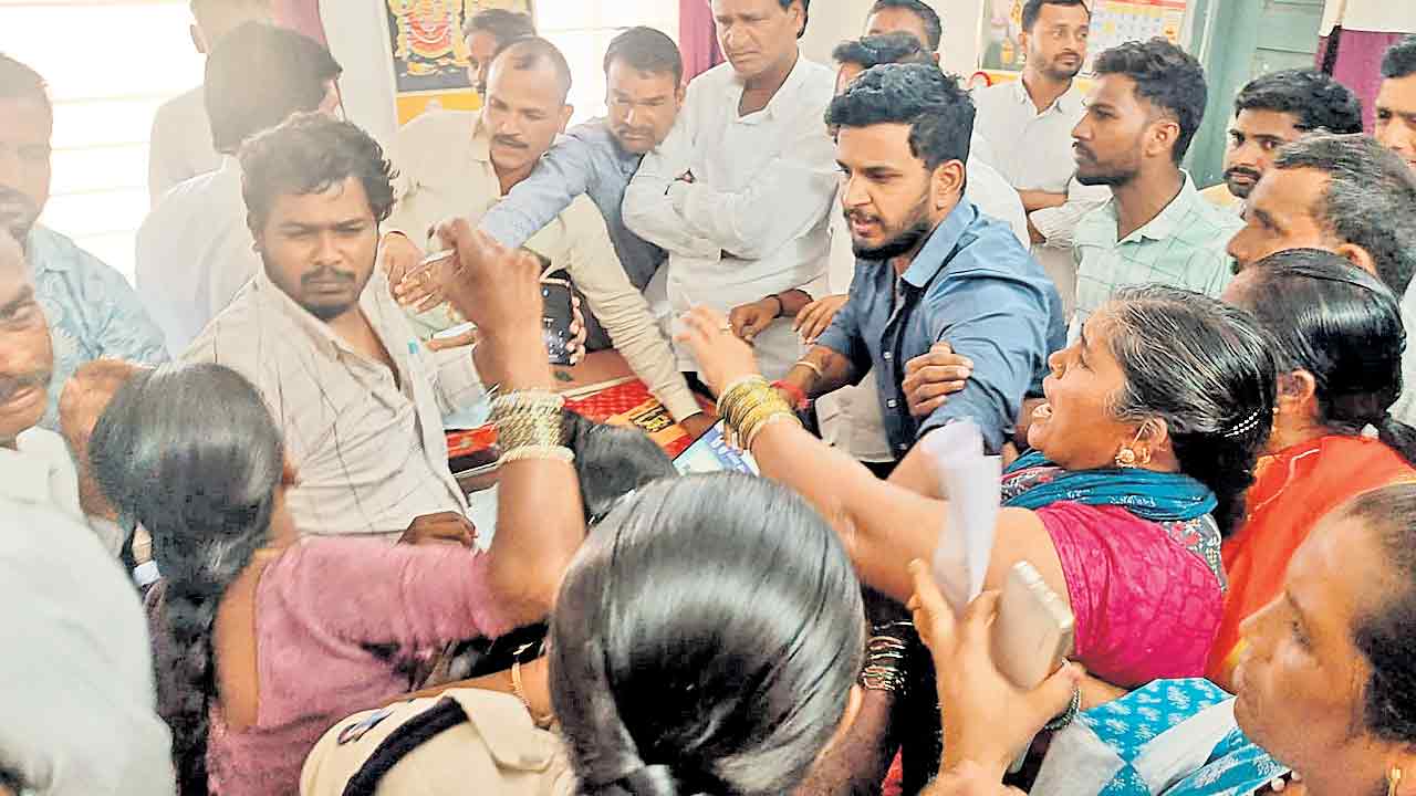 భూముల బదలాయింపుపై భగ్గుమన్న రైతులు