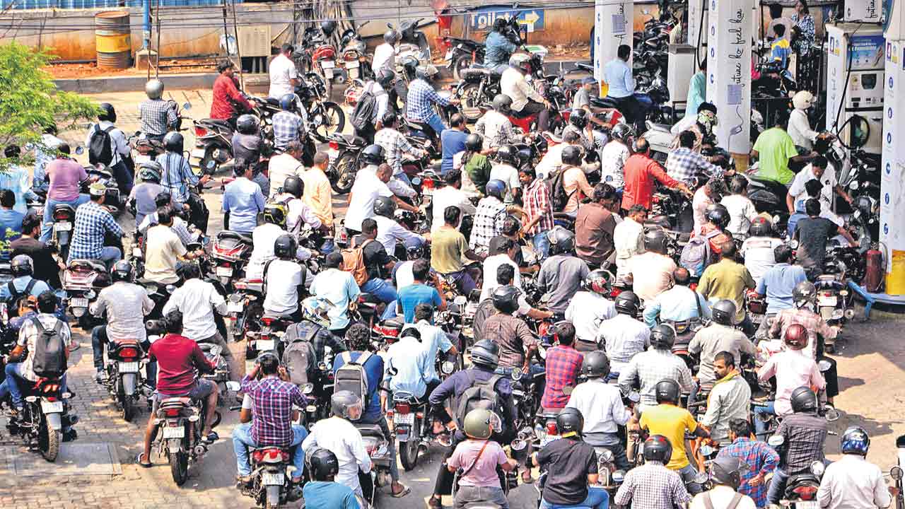 Petrol | పెట్రోల్‌ కొరత.. ప్రజల వెత..పతాక స్థాయికి పెట్రోల్‌ సంక్షోభం
