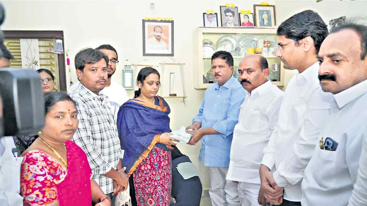 వీడియో జర్నలిస్ట్‌ కుటుంబానికి కేటీఆర్‌ అండ