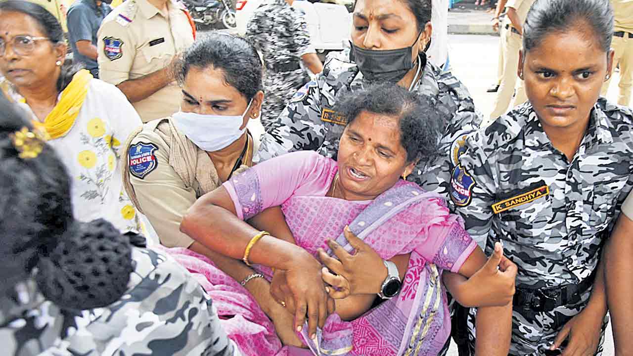 అసెంబ్లీ ముట్టడికి అంగన్‌వాడీల యత్నం