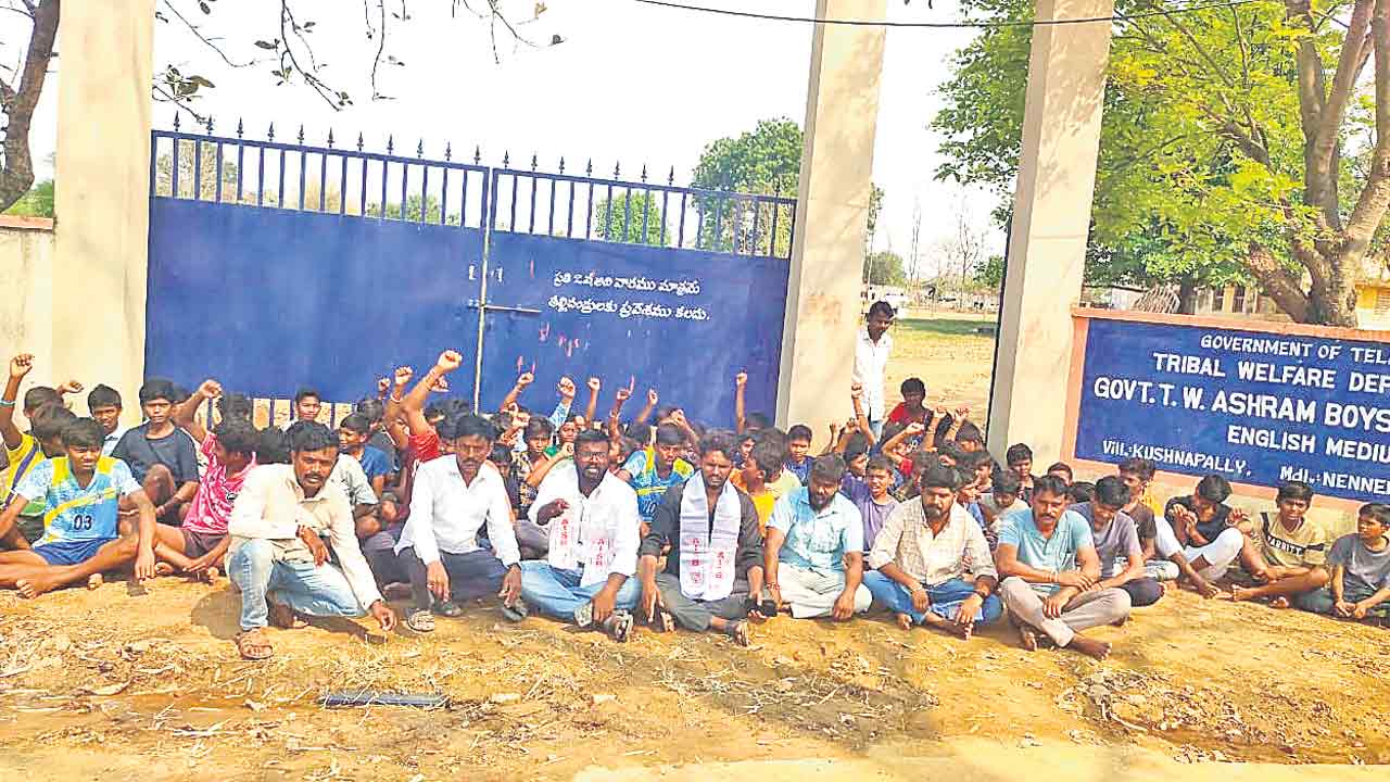 వార్డెన్‌ వేధిస్తున్నాడని విద్యార్థుల నిరసన