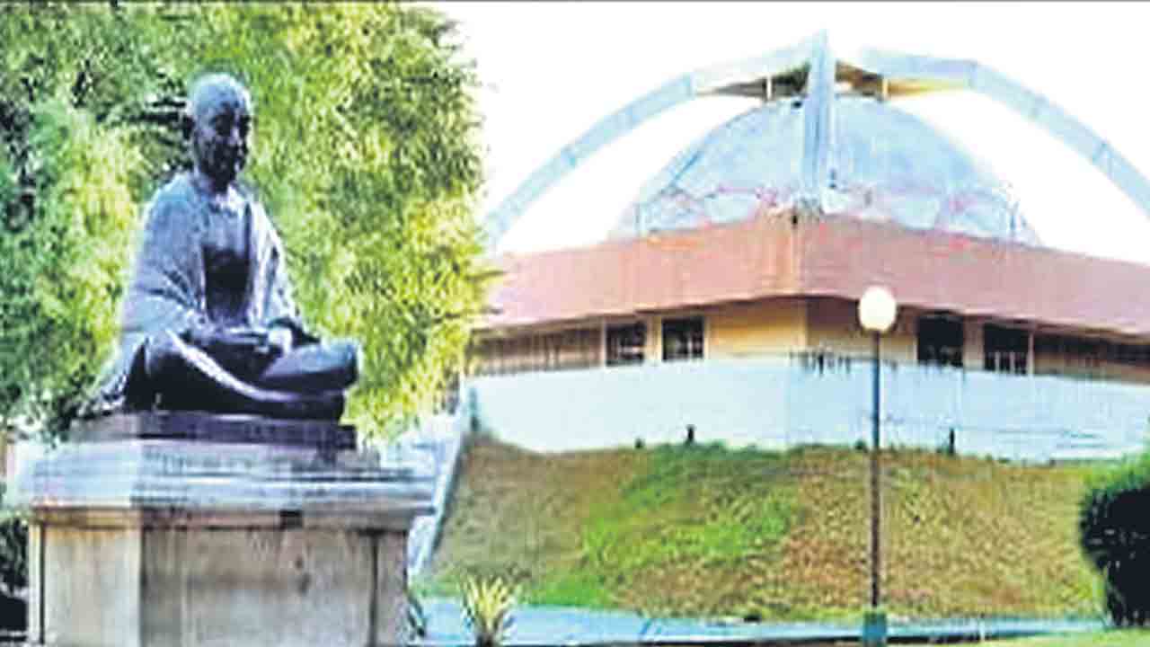 ఎవరి కోసం ఒంటెత్తు పోకడలు?