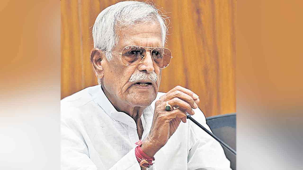 తక్కువ నీటితో అధిక దిగుబడులు సాధించాలి : కోదండరెడ్డి