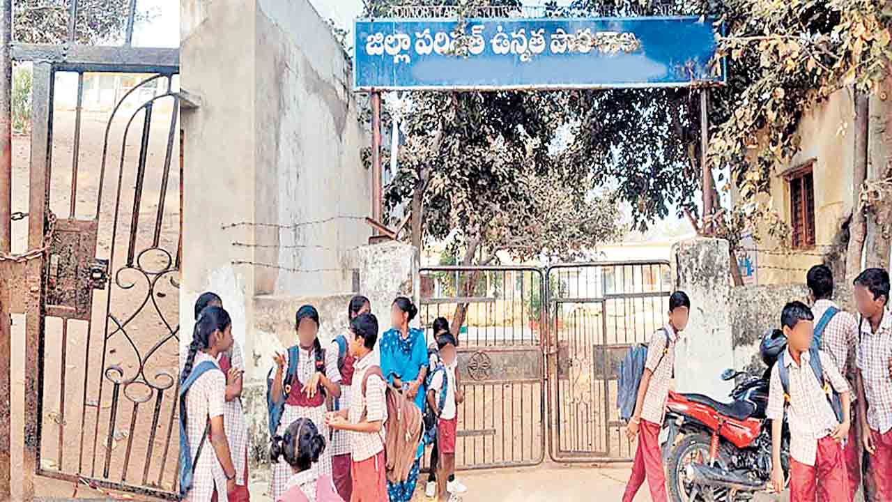 అబ్బాయిలు ప్రైవేట్‌కు.. అమ్మాయిలు సర్కార్‌ బడికి