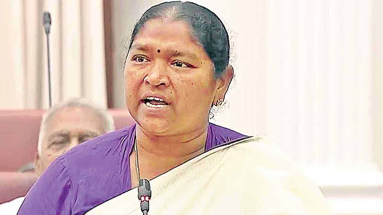 మాజీ సర్పంచ్‌లకు పింఛన్‌ ప్రతిపాదన లేదు:సీతక్క