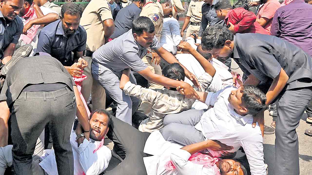 బీఆర్‌ఎస్వీ నిరసనపై నిర్బంధం