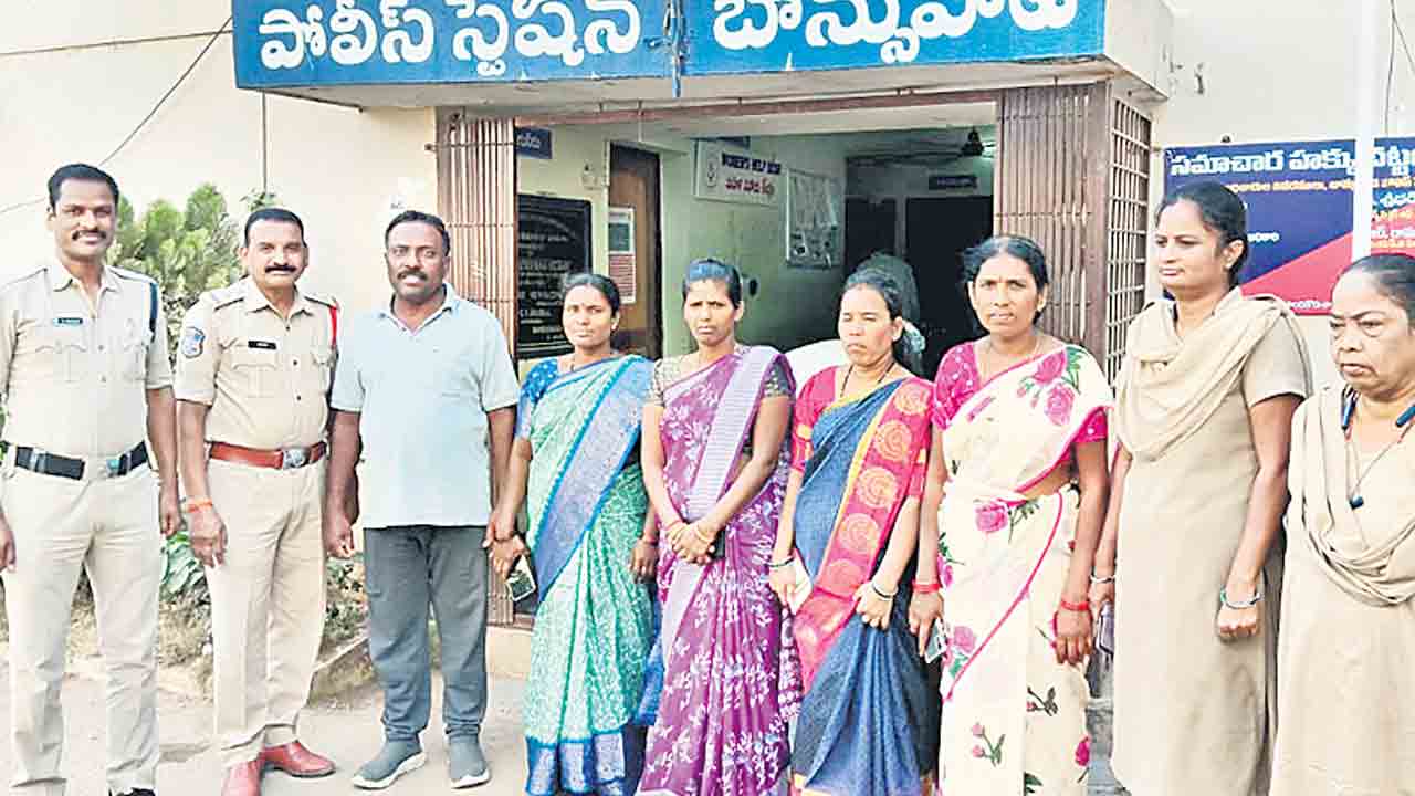 ఆశ వర్కర్ల నిర్బంధం