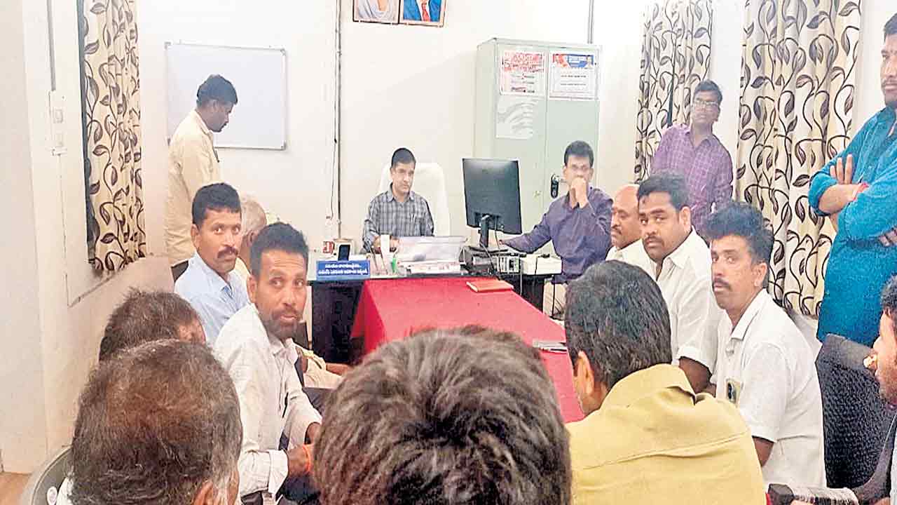 గ్రీన్‌ఫీల్డ్‌ రోడ్డుకు భూములియ్యం