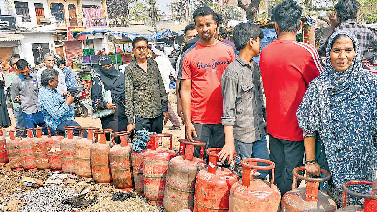 మళ్లీ కట్టెల పొయ్యే శరణ్యం!