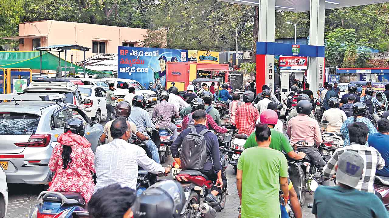 Petrol | దేశంలో పెట్రో సంక్షోభం!..24 గంటలూ పనిచేస్తున్నా తరగని రద్దీ క్యాన్లల్లో నింపుకొంటున్న జనం