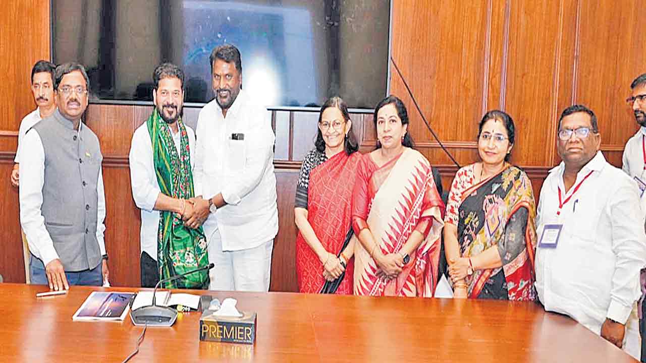 తల్లిదండ్రులకు మంత్రదండం ఇస్తున్నాం