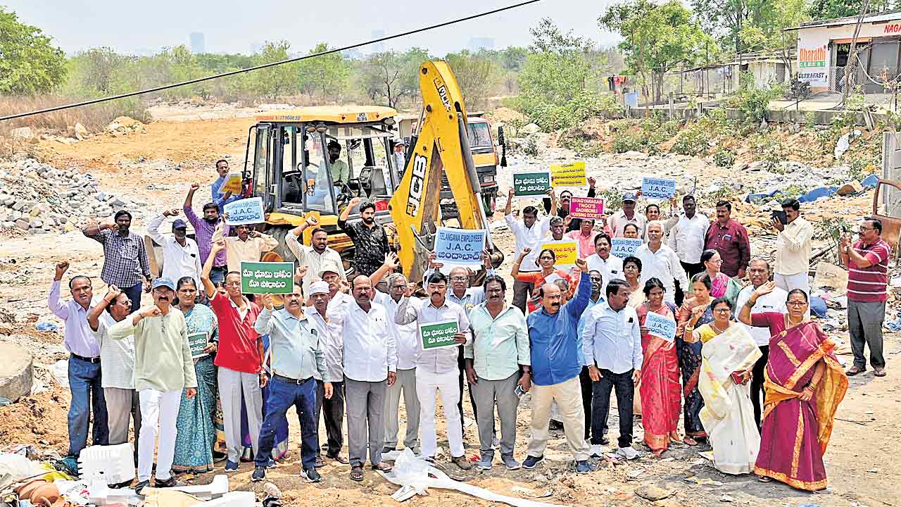 BTNGO Employees | ఆక్రమణలపై బీటీఎన్జీవోల కన్నెర్ర..గోపన్‌పల్లి సర్వే నంబర్‌ 36లో అక్రమ రోడ్డు పనుల అడ్డగింత