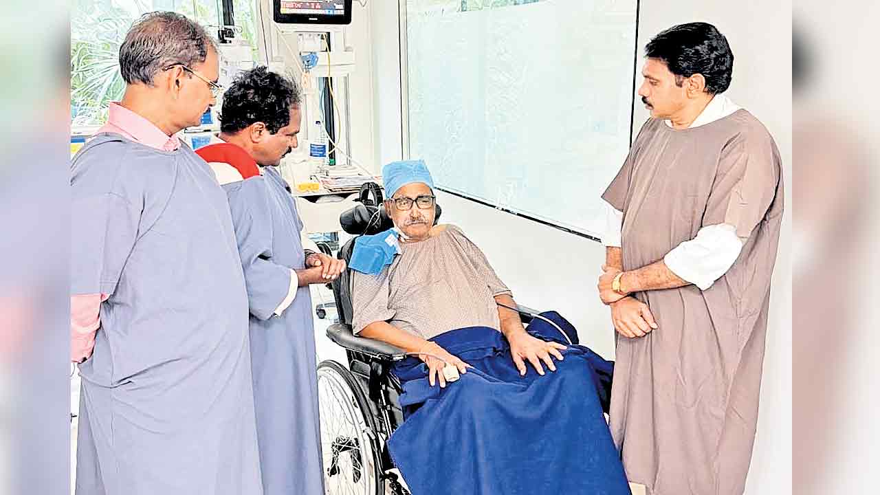 తమ్మినేనికి బీవీ రాఘవులు పరామర్శ