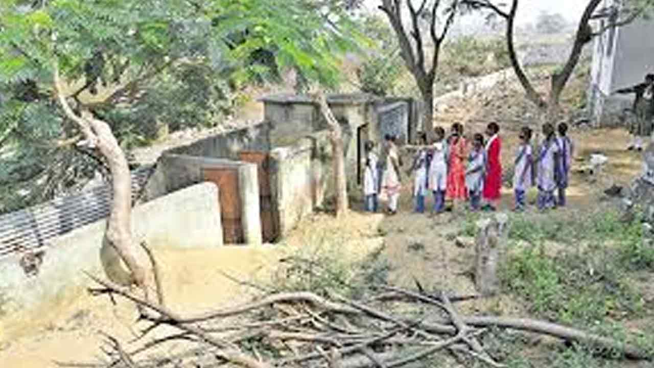 స్కూళ్లల్లో టాయిలెట్ల కొరత
