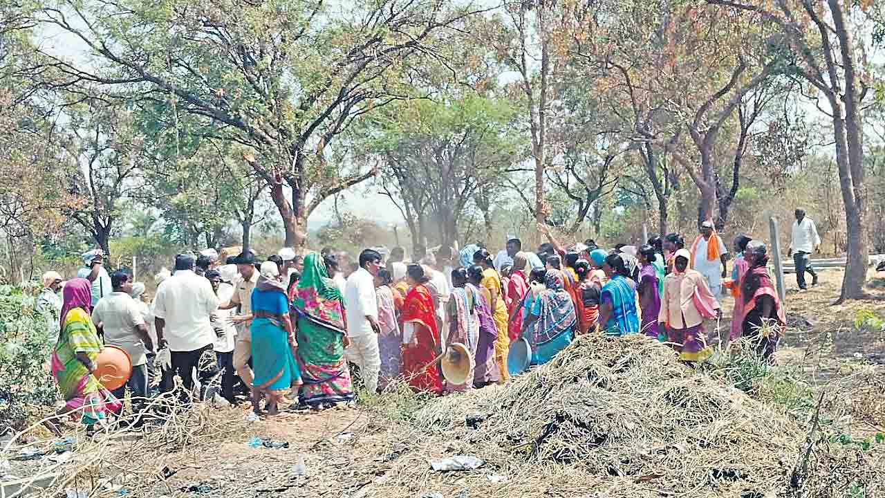 తండాల నడుమ ‘పంచాయితీ’ లొలి