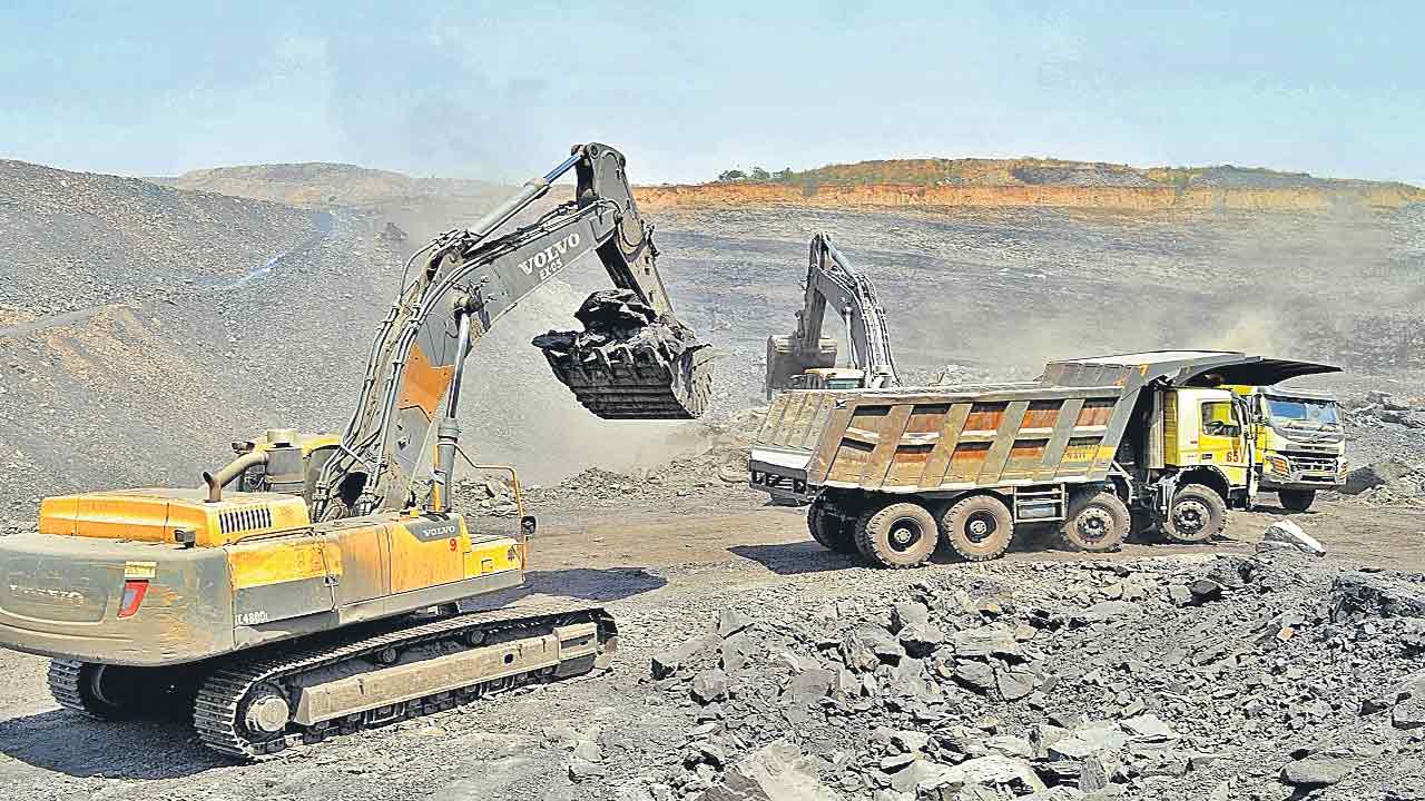 కొండలను కొల్లగొడుతున్నారు..