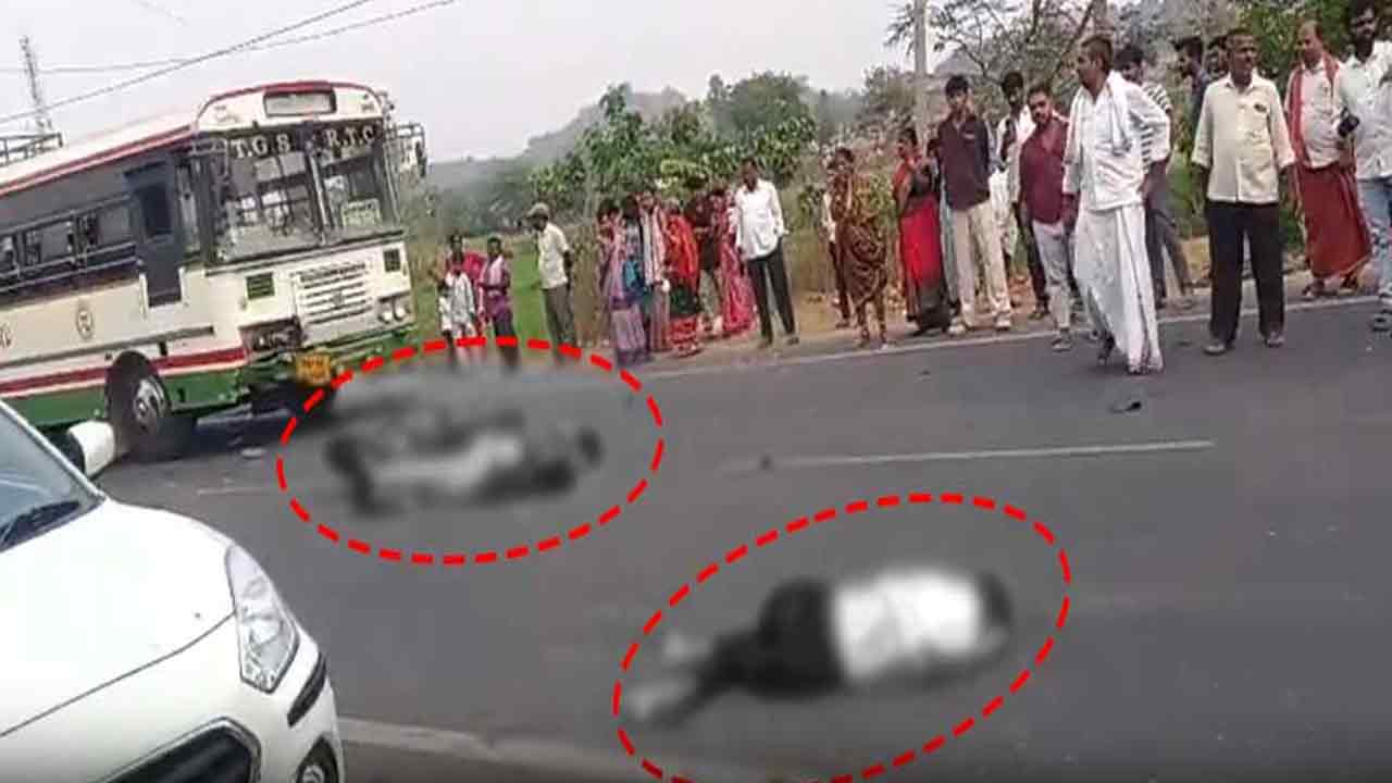 బైకును ఢీకొట్టిన ఆర్టీసీ బస్సు