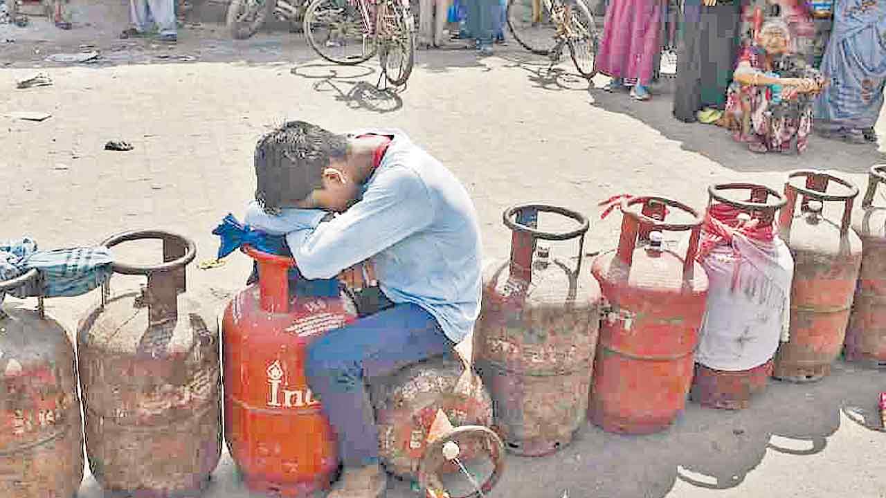 మార్చిలో తగ్గిన ఎల్పీజీ వాడకం