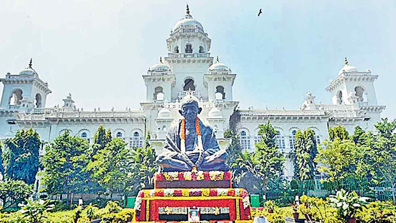 ఇక్కడి సీఎంలు, అక్కడి కుతంత్రాలు