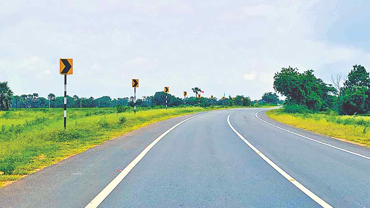 రోడ్లకు సర్కార్‌ ఖర్చు 935 కోట్లే!