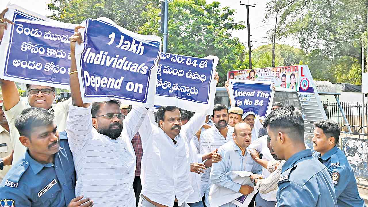 TOMO | కదంతొక్కిన‘టోమో’..అసెంబ్లీని ముట్టడించి ఔట్‌డౌర్‌ మీడియా ప్రతినిధుల నిరసన