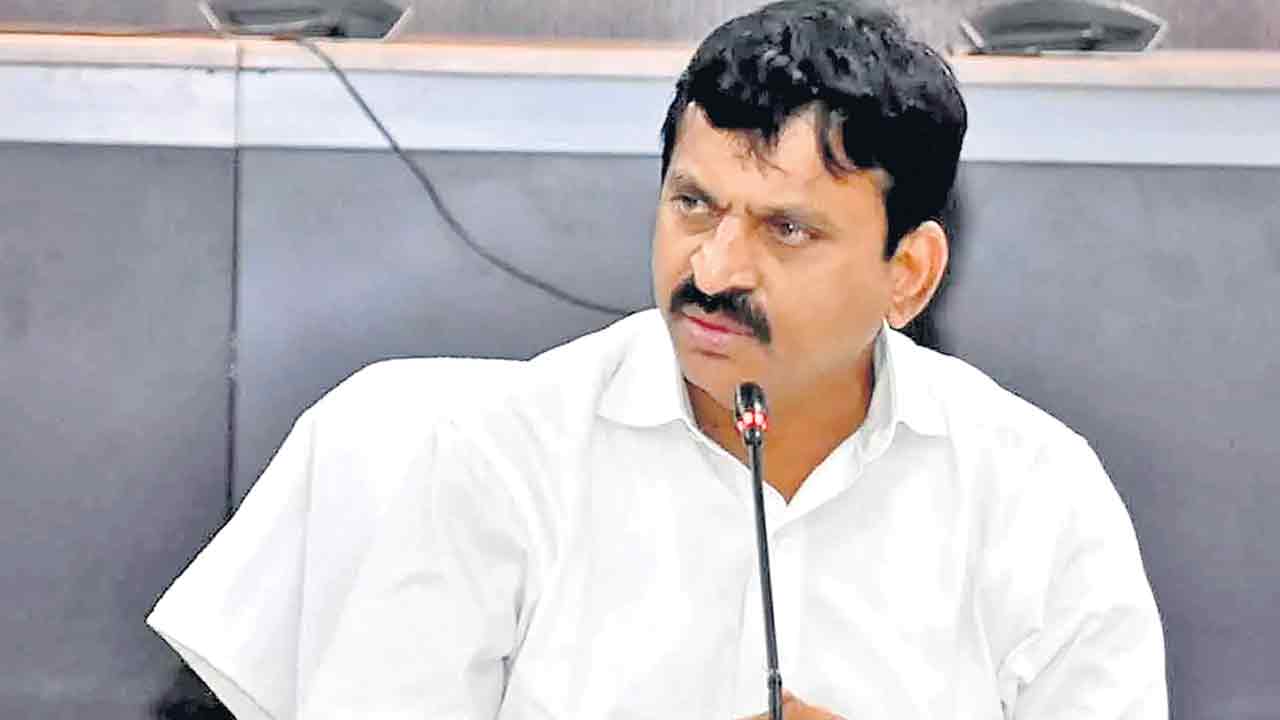 Ponguleti Srinivas Reddy | అక్రమాలపై బీఆర్‌ఎస్‌ ఎమ్మెల్యేల పోరు.. అసెంబ్లీకి ముఖం చాటేసిన పొంగులేటి!
