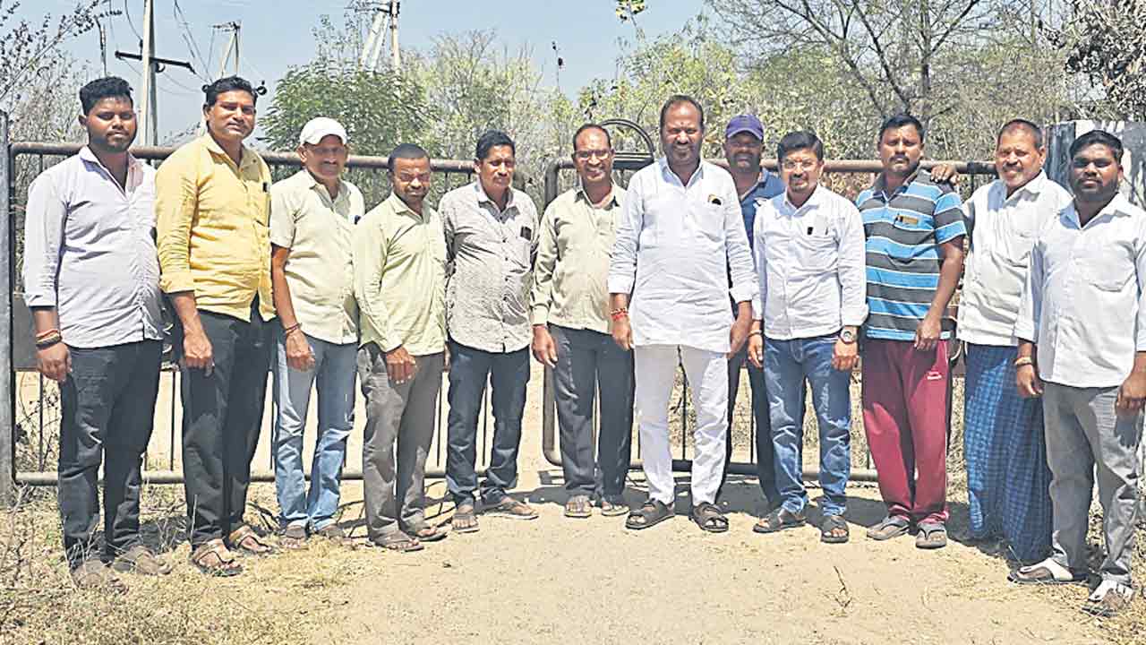 కరెంట్‌ కోతలపై సబ్‌స్టేషన్ల ఎదుట ఆందోళన