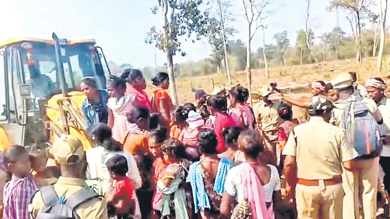 గొత్తికోయలపై అటవీ అధికారుల దాడి