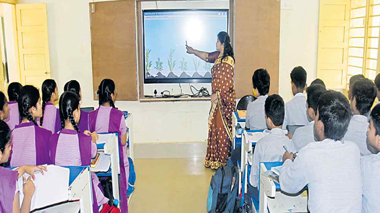 టెన్త్‌లో ఇంగ్లిష్‌ మీడియం వారే అధికం