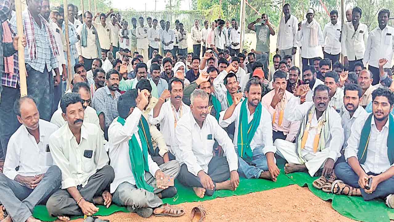 ఖమ్మం కలెక్టరేట్‌ ఎదుట రైతుల ధర్నా