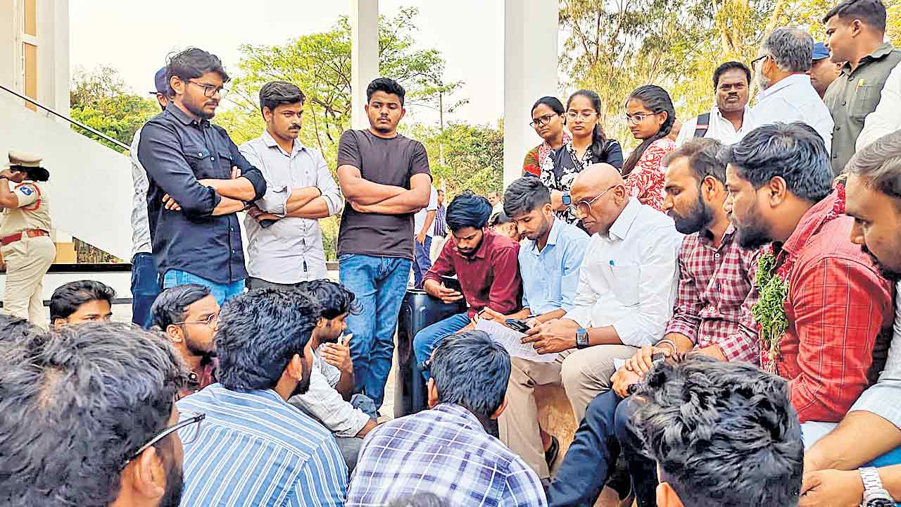 ఆందోళనతో దిగొచ్చిన అగ్రి వర్సిటీ