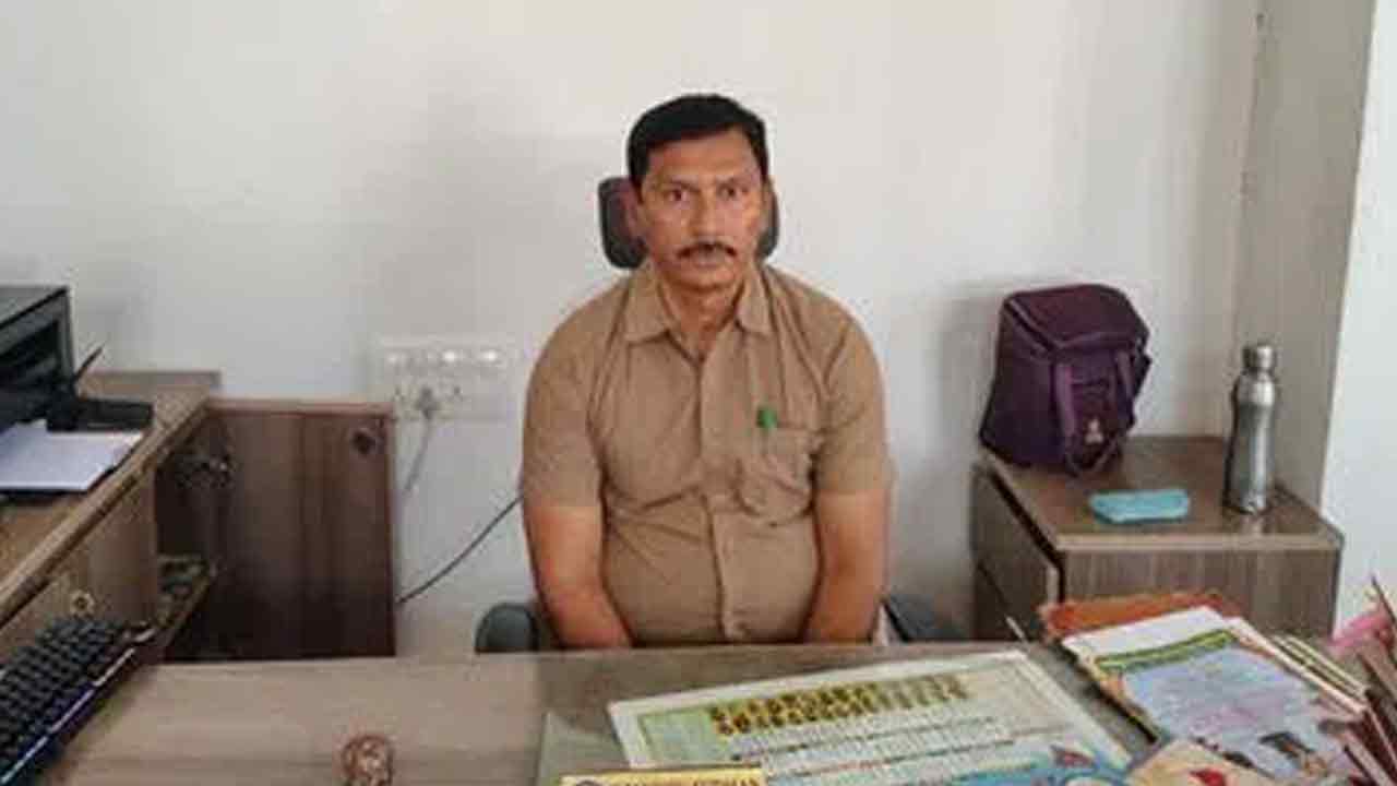 అవినీతి అధికారిని పట్టించిన బినామీ!