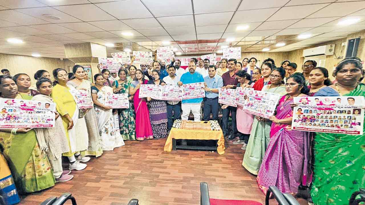 టీఎన్జీవో మహిళా దినోత్సవ పోస్టర్‌ ఆవిష్కరణ