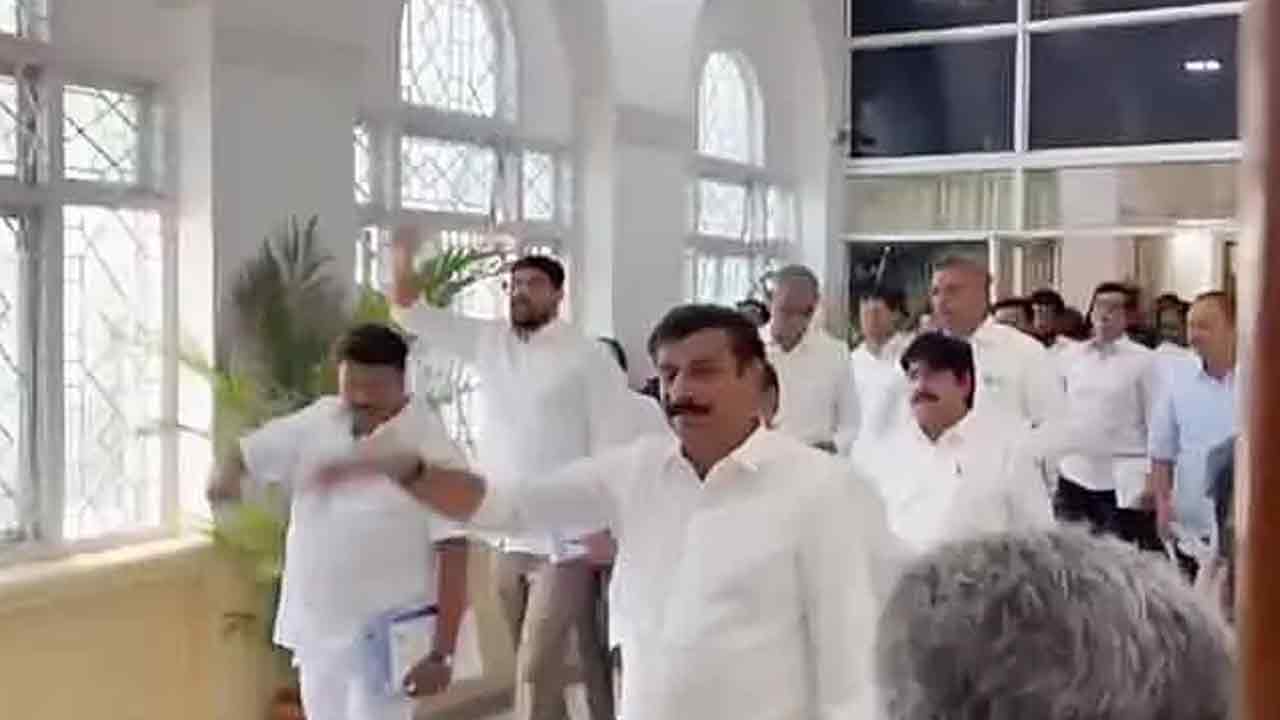 బడ్జెట్‌ కేటాయింపులపై బీఆర్‌ఎస్‌ వాకౌట్‌