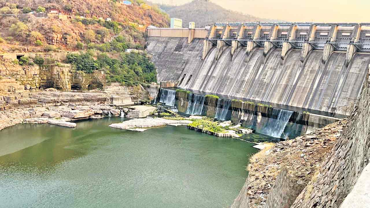 Srisailam Reservoir | శ్రీశైలం ప్రాజెక్టు ఖాళీ.. రిజర్వాయర్‌లో మిగిలింది 18 టీఎంసీలే!