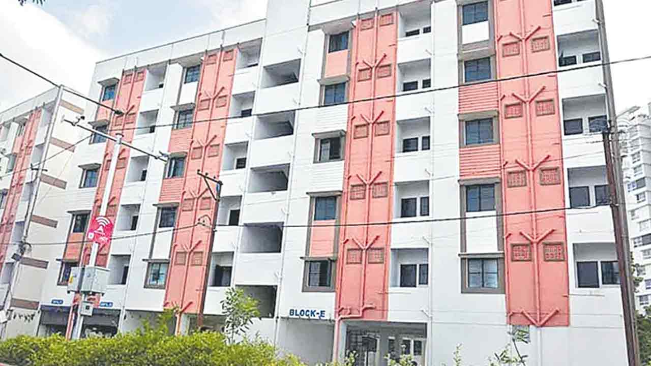 డబుల్‌బెడ్రూమ్‌ ఇండ్లలో అక్రమ ప్రవేశాలు