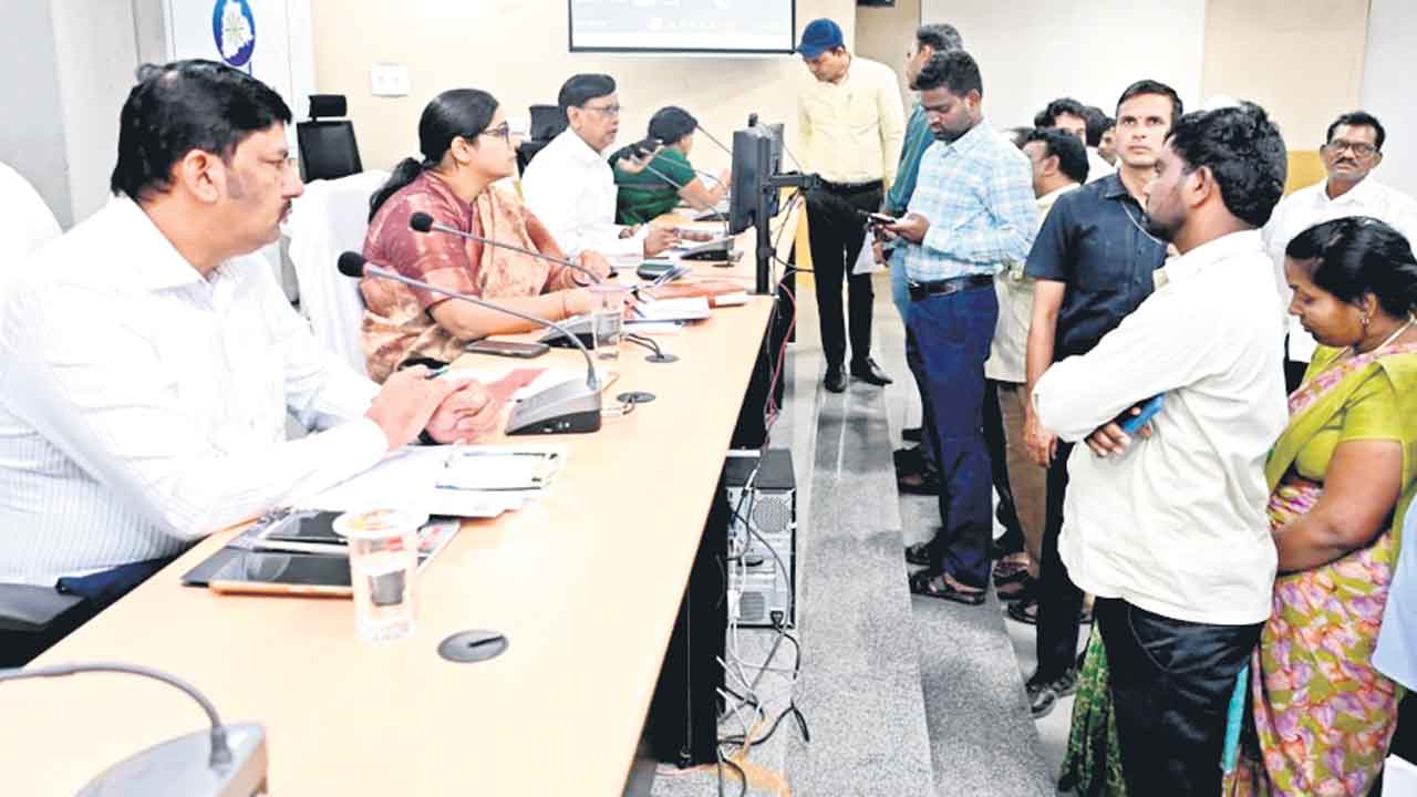 అర్జీలు సత్వరం పరిష్కరించాలి