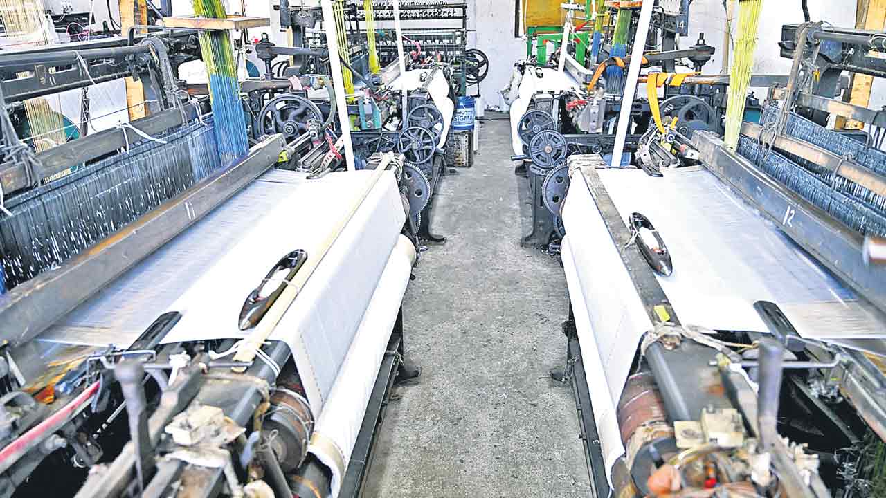 నేతన్నకు 200 కోట్ల బకాయిలు!