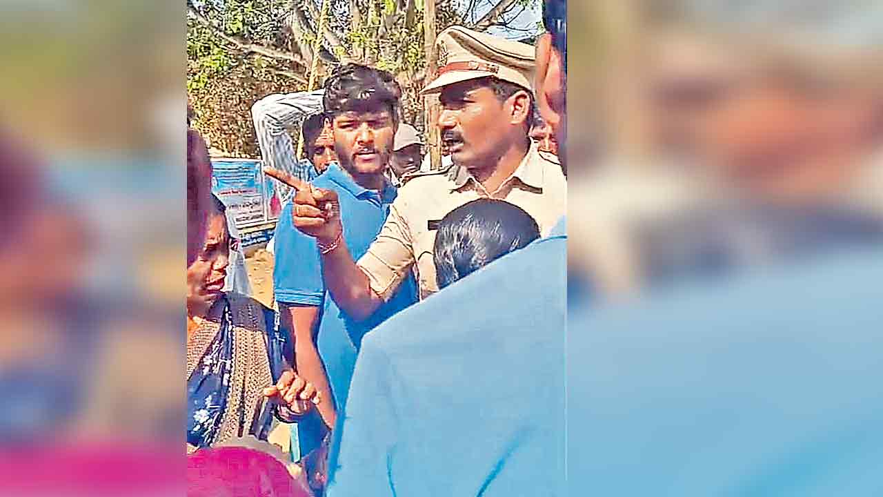 పిచ్చి పిచ్చిగా ఉందా.. రౌడీషీట్‌ ఓపెన్‌ చేస్తా బిడ్డా!.. బీఆర్‌ఎస్‌ శ్రేణులపై ఎస్సై దౌర్జన్యం