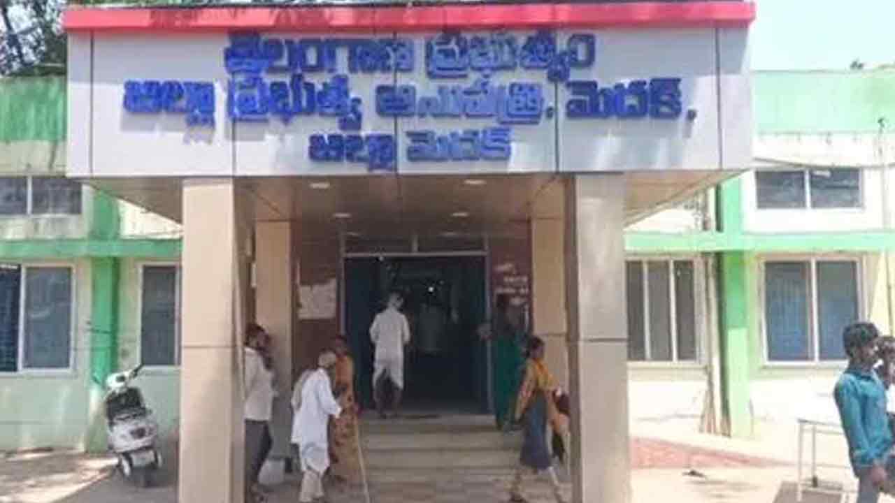 మెదక్‌ జిల్లా దవాఖానలో ఏసీబీ తనిఖీలు