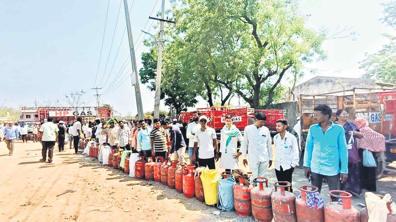 వంట గ్యాస్‌ కష్టాలు