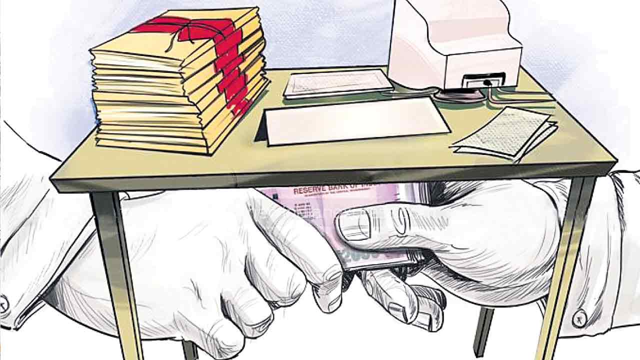 ఫైల్‌ ముందుకు కదలాల.. పైసలివ్వాల్సిందే